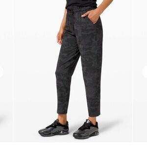 NWOT Lululemon Keep Moving Pant 7/8 High-Rise
Incognito Camo Multi Grey Sz 6